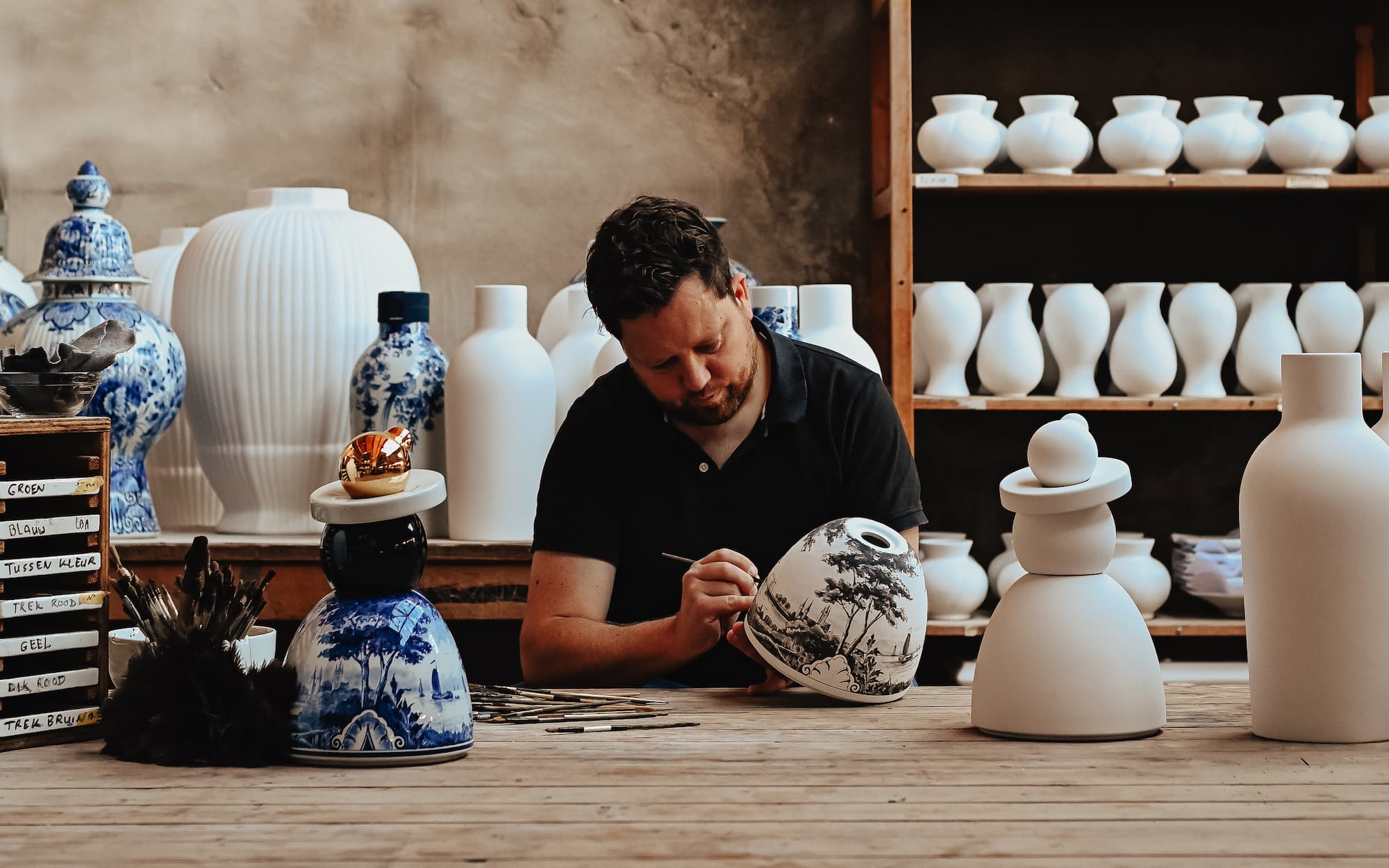 Royal delft blue painter